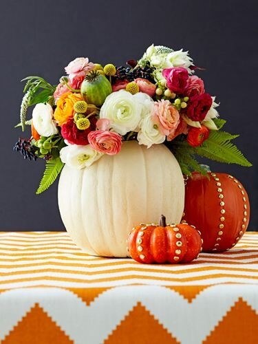 thanksgiving table decor with pumpkin vase
