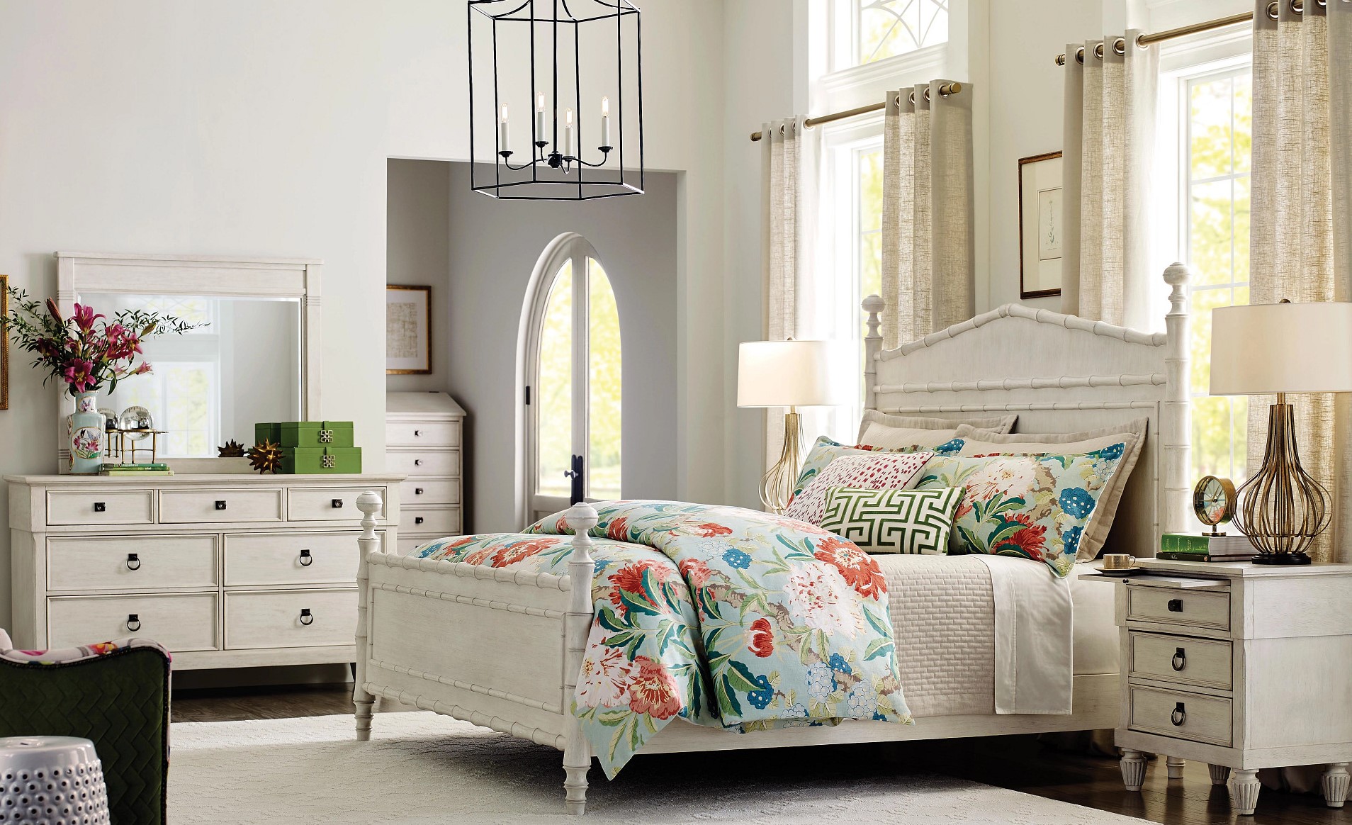 American Drew Vida White 4pc Bedroom Set With Queen Bed