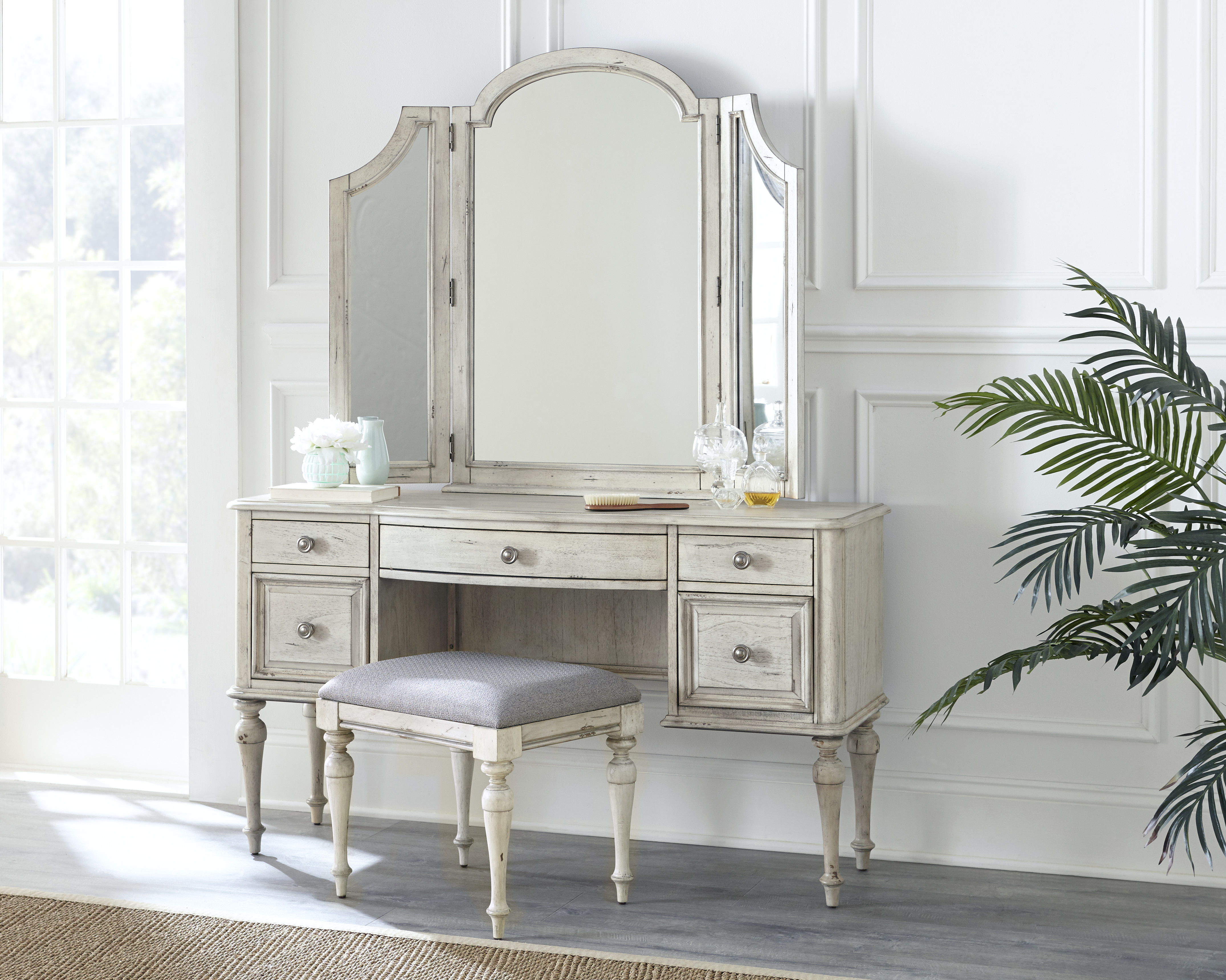 Steve Silver Highland Park Cathedral White Vanity Set